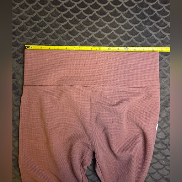 G401. Vuori Thermal Waffleknit Leggings in Mauve - Size L/XL - Picture 4 of 7